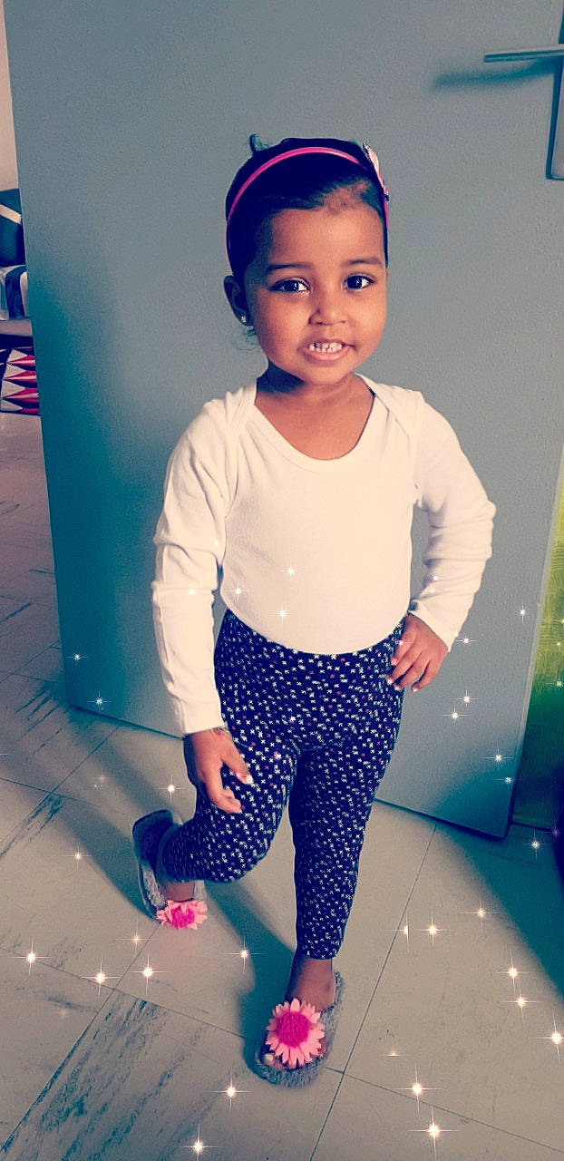 Layannah a rejoint le concours — aidez-le/la à gagner de superbes lots ! beauty, blue, cap, child, clothing, cool, day, facial_expression, fashion_accessory, fun, girl, headgear, person, pink, purple, shoulder, skin, smile, standing, textile