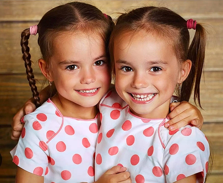 Lola Vanessa participe au concours pour gagner de l'argent avec cette photo : baby_toddler_clothing, beauty, child, day_dress, event, eye, face, facial_expression, flash_photography, fun, gesture, happy, head, jewellery, joy, one_piece_garment, pattern, person, red, sleeve