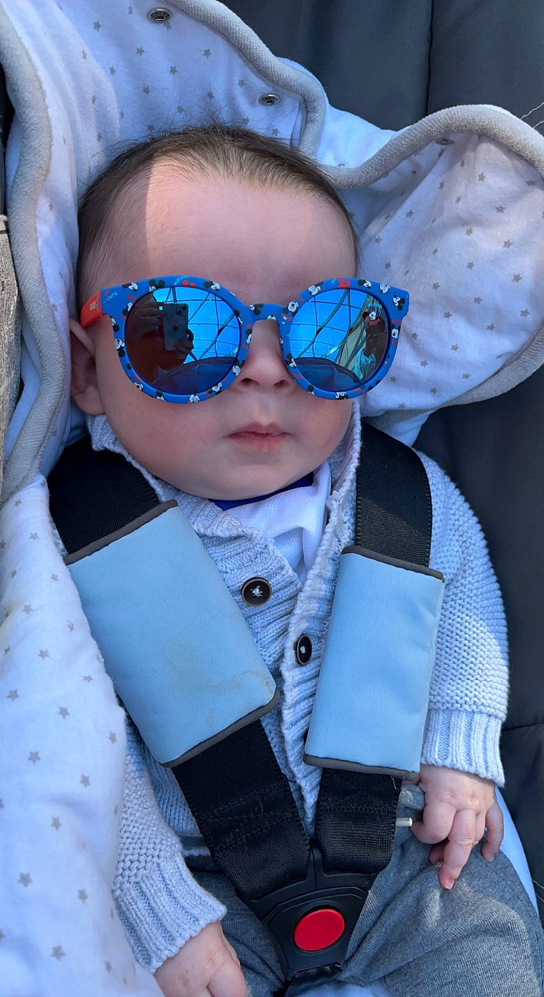Aïzen participe au concours pour gagner de l'argent avec cette photo : baby, baby_toddler_clothing, blue, clothing, collar, eyewear, face, glasses, goggles, headgear, lip, outerwear, person, photograph, skin, sleeve, street_fashion, sunglasses, textile, vision_care