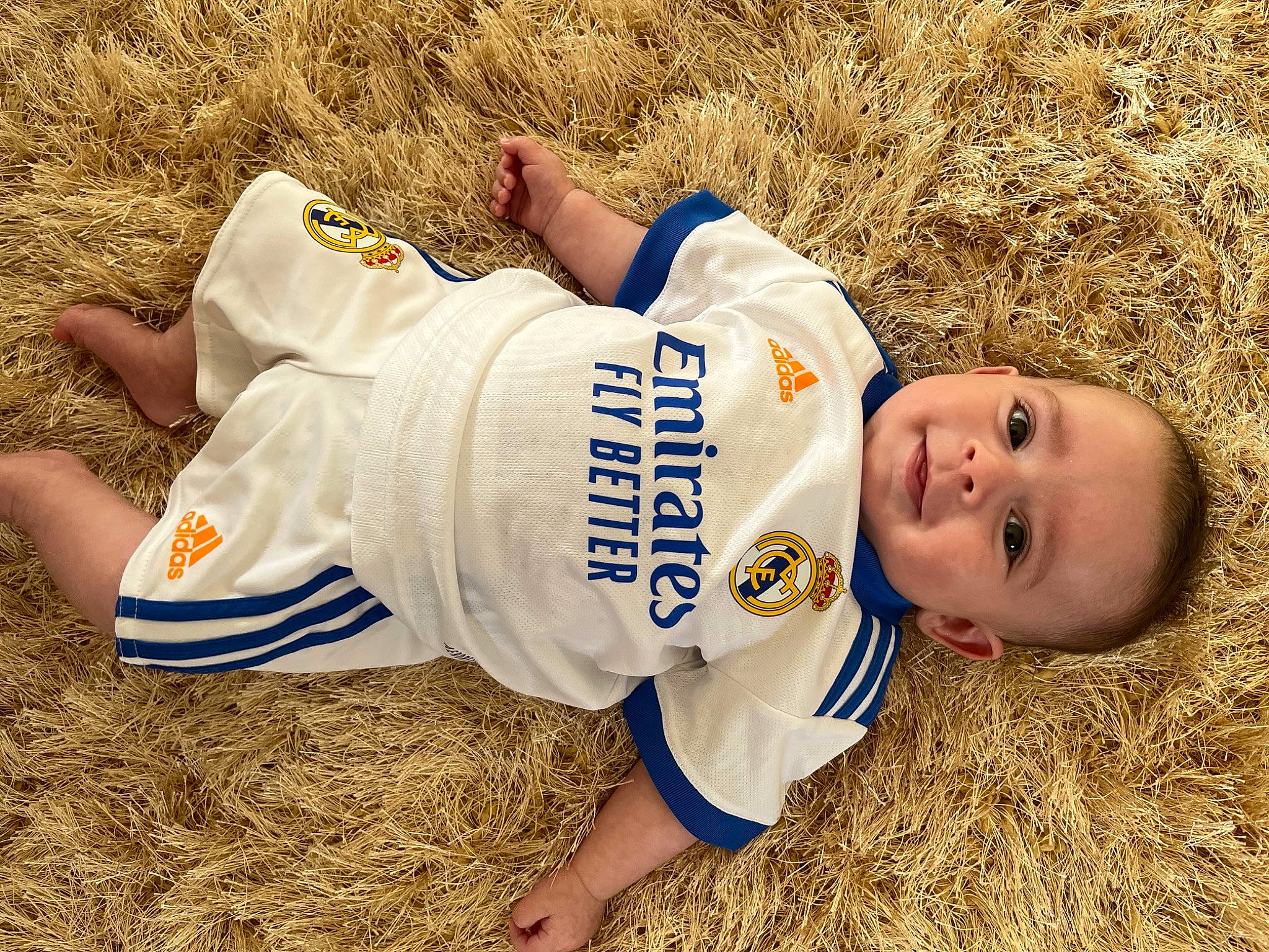 Aïzen a rejoint le concours — aidez-le/la à gagner de superbes lots ! baby, baby_toddler_clothing, child, eye, fun, grass, grass_family, grassland, happy, hat, joy, landscape, people_in_nature, person, prairie, sand, sitting, sleeve, smile, soil