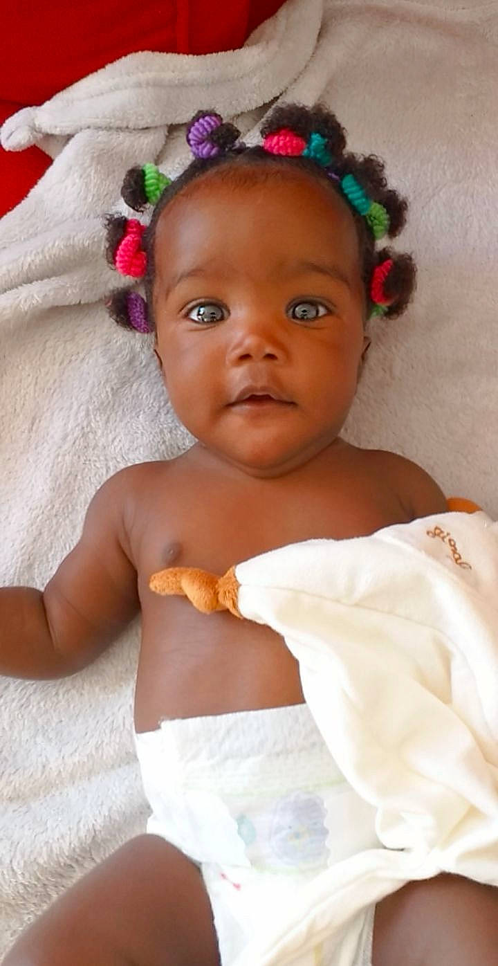 Grâce a rejoint le concours — aidez-le/la à gagner de superbes lots ! baby, cheek, child, face, fashion_accessory, hair_accessory, head, headband, person, pink, skin, smile, toddler