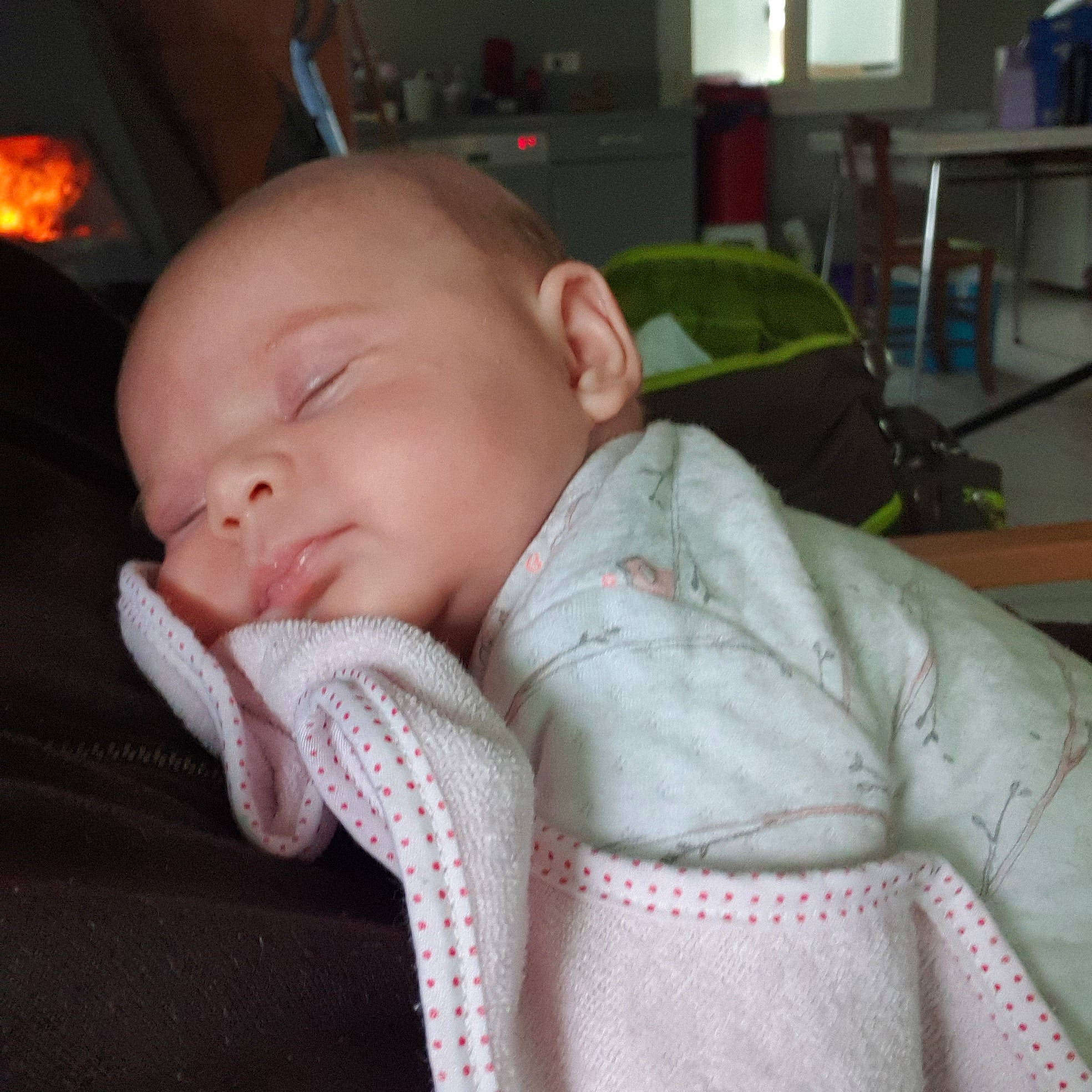 Tiana participe au concours pour gagner de l'argent avec cette photo : baby, baby_sleeping, cheek, child, ear, head, lip, mouth, nap, nose, person, skin, sleep, toddler