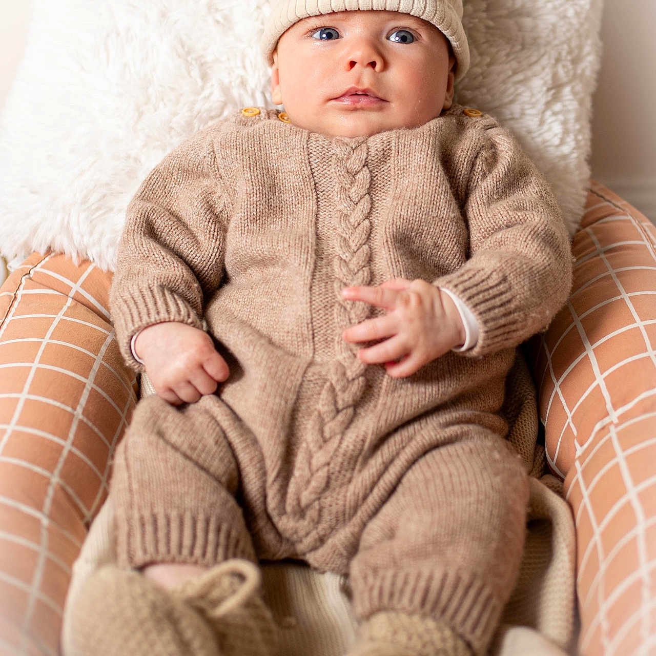 Maël a rejoint le concours — aidez-le/la à gagner de superbes lots ! baby, beanie, blanket, bonnet, cap, clothing, couch, face, furniture, happy, hat, head, hoodie, knitwear, newborn, person, photography, portrait, smile, sweater
