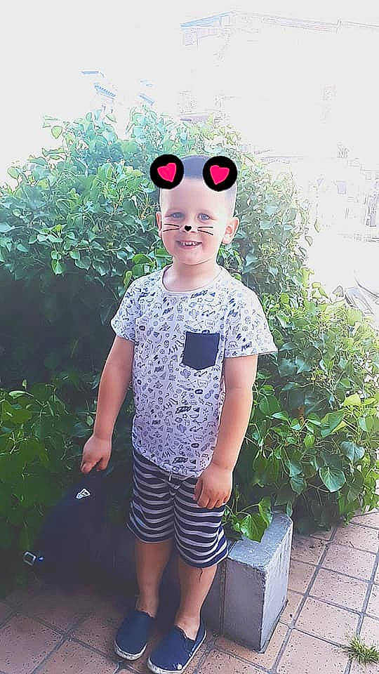 Mohammed Ali participe au concours pour gagner de l'argent avec cette photo : child, clothing, cool, eyewear, glasses, headgear, joy, person, shorts, sunglasses, t_shirt, toddler