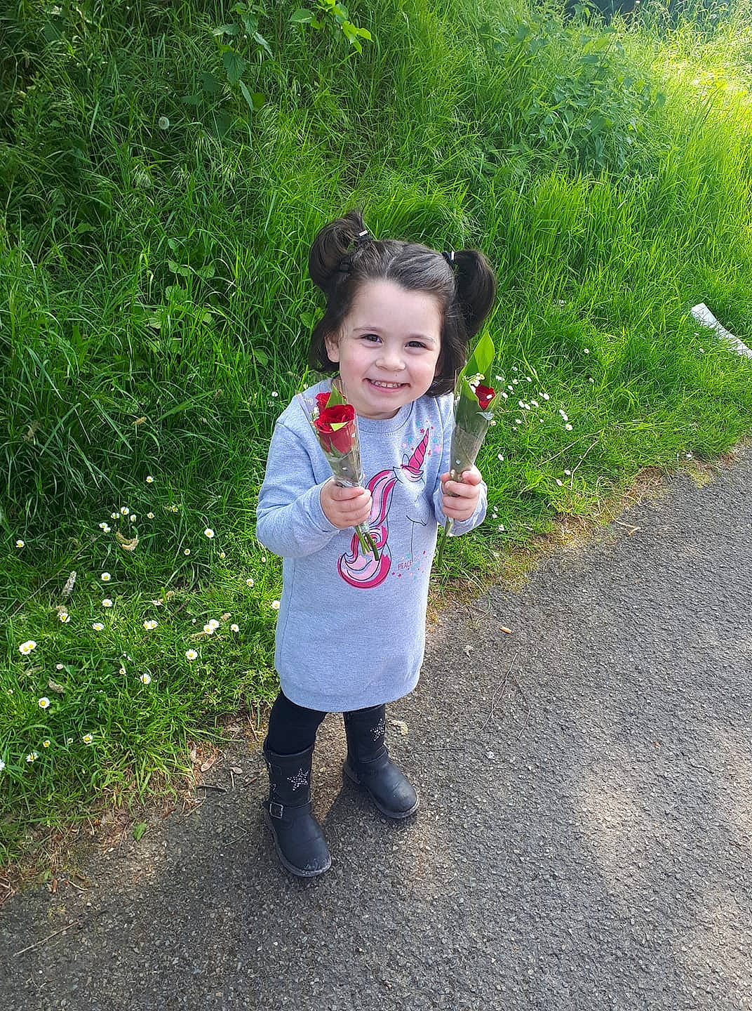 Soraya participe au concours pour gagner de l'argent avec cette photo : botany, child, flower, fun, garden, grass, happy, joy, leaf, leisure, people, person, plant, play, recreation, skin, smile, spring, summer, toddler