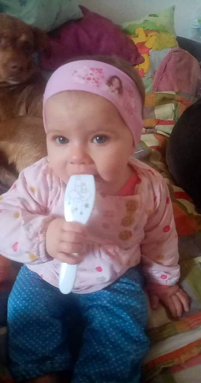 Julia participe au concours pour gagner de l'argent avec cette photo : baby, baby_bottle, baby_products, child, headwear, person, pink, toddler