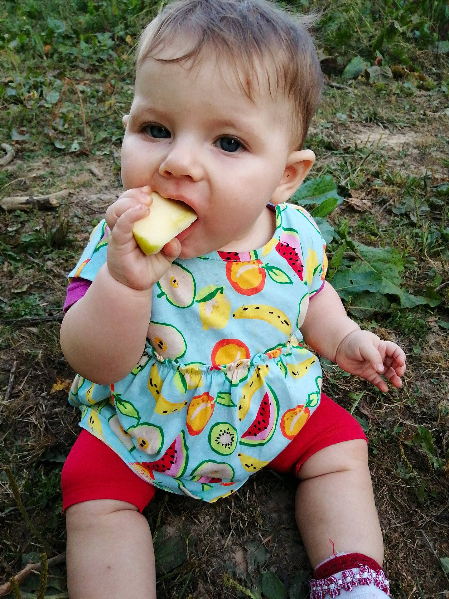 Julia participe au concours pour gagner de l'argent avec cette photo : baby, baby_toddler_clothing, child, finger, grass, person, play, smile, toddler