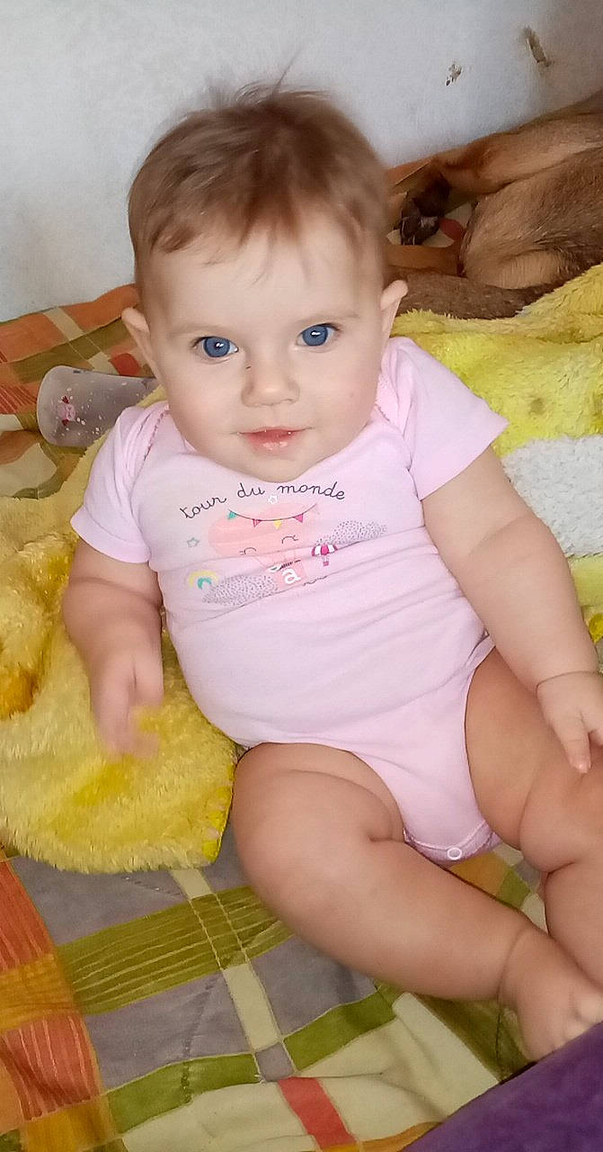 Julia a rejoint le concours — aidez-le/la à gagner de superbes lots ! baby, baby_toddler_clothing, cheek, child, eye, iris, person, sitting, skin, toddler