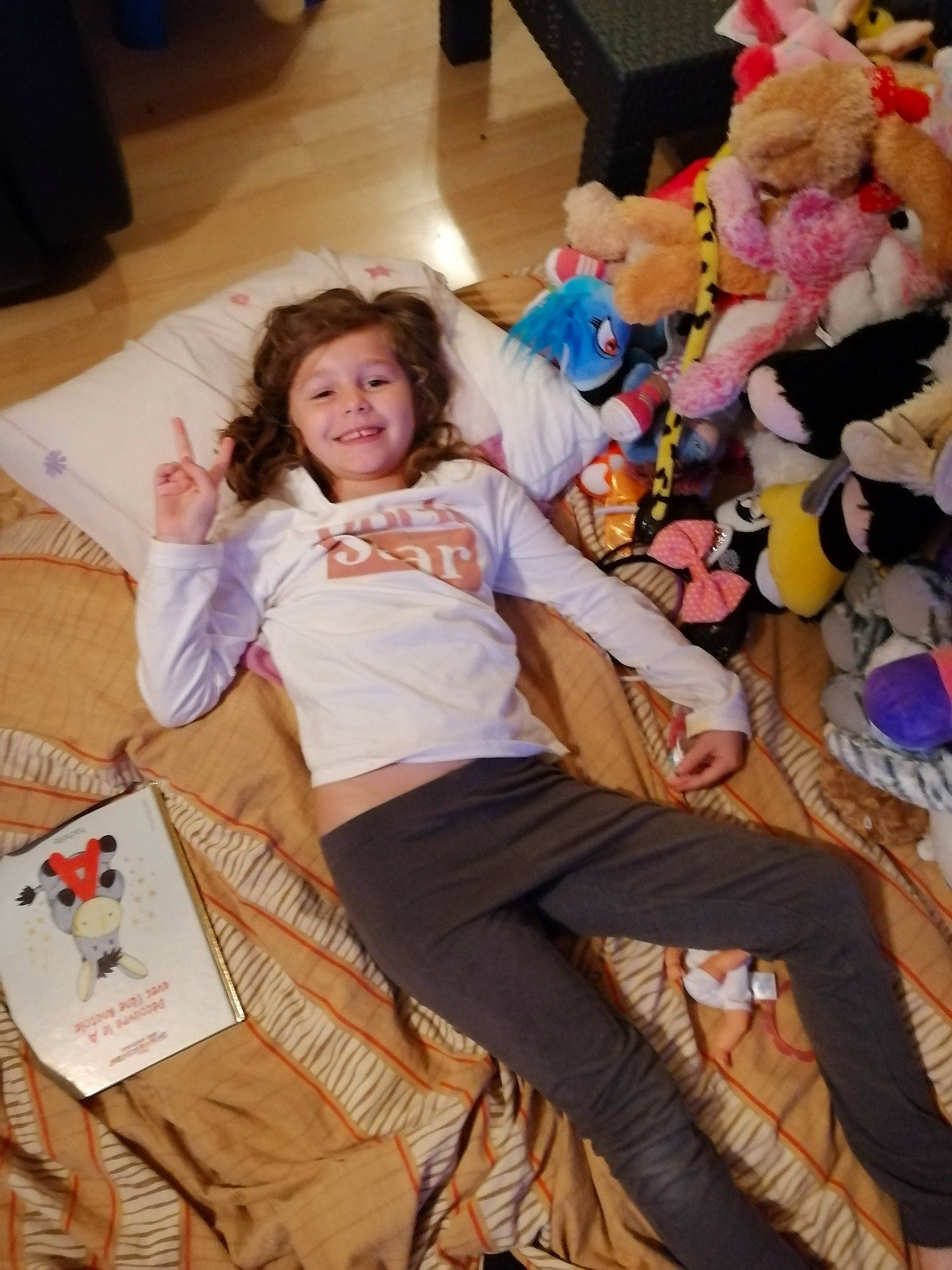 Thaïss a rejoint le concours — aidez-le/la à gagner de superbes lots ! child, fun, joy, leg, person, style