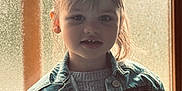 élyna participe au concours pour gagner de l'argent avec cette photo : blonde, brownhair, child, clothing, coat, face, female, girl, hair, happy, head, jacket, jeans, longsleeve, pants, person, photography, portrait, sleeve, smile