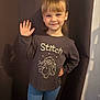 élyna a rejoint le concours — aidez-le/la à gagner de superbes lots ! background, blonde_hair, cartoon_character, casual_clothing, child, cute, fashion, happy, indoor, jeans, light, long_sleeve_shirt, person, portrait, shadow, smiling, standing, stitch, waving, young_child
