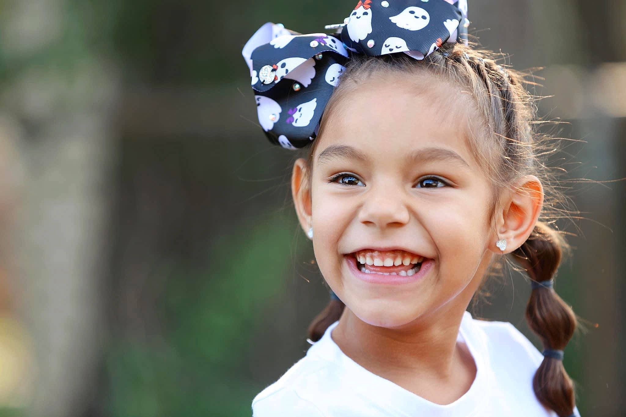 Araceli is registered to the contest to win money with this photo: child, costume_hat, electric_blue, event, face, fashion_accessory, flash_photography, fun, hair_accessory, hair_tie, happy, headband, headgear, headpiece, jewellery, joy, leisure, person, personal_protective_equipment, smile