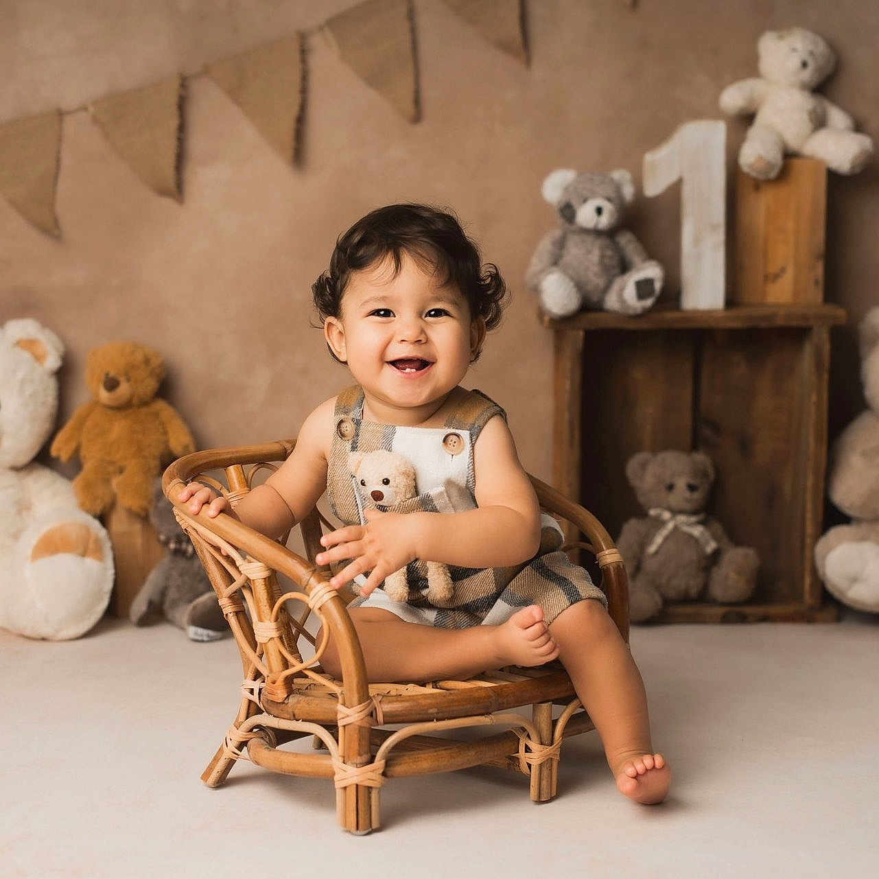 Tomy participe au concours pour gagner de l'argent avec cette photo : baby_clothes, brown, bunting_flags, child, cozy, cream, curly_hair, cute, decor, floor, happy, indoor, plush_toy, portrait, sitting, smiling, teddy_bear, toddler, wicker_chair, wooden_crate