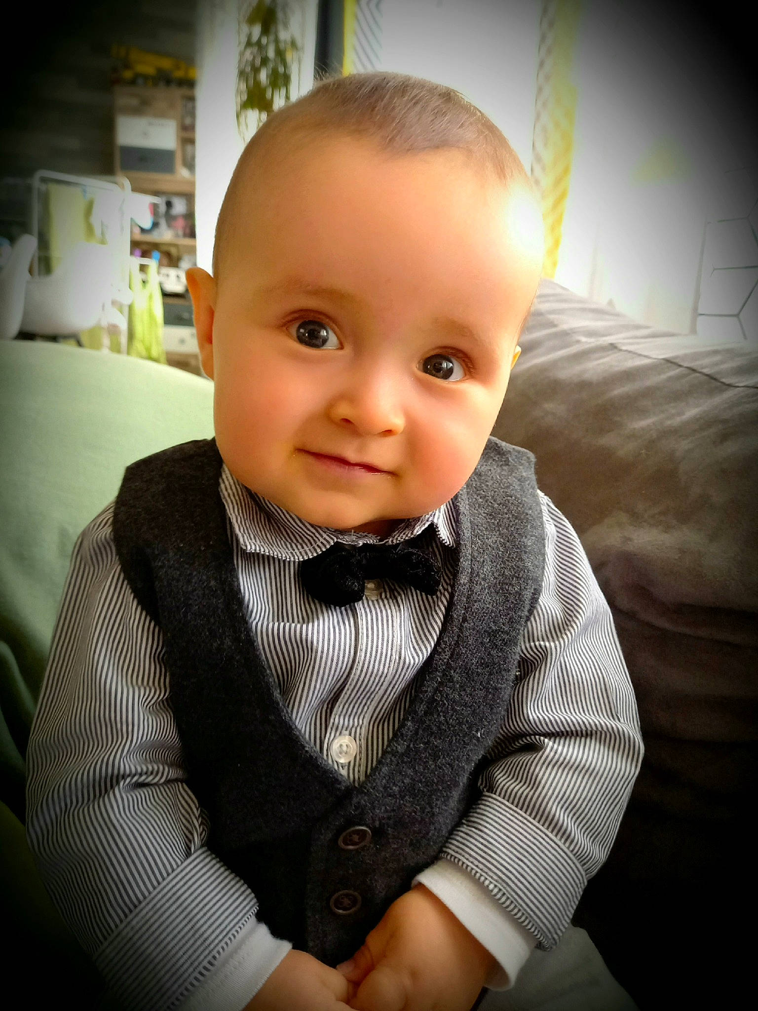 Ugo a rejoint le concours — aidez-le/la à gagner de superbes lots ! arm, baby, baby_toddler_clothing, cheek, child, collar, comfort, flash_photography, formal_wear, fun, happy, iris, person, room, sitting, sleeve, smile, t_shirt, toddler, white_collar_worker