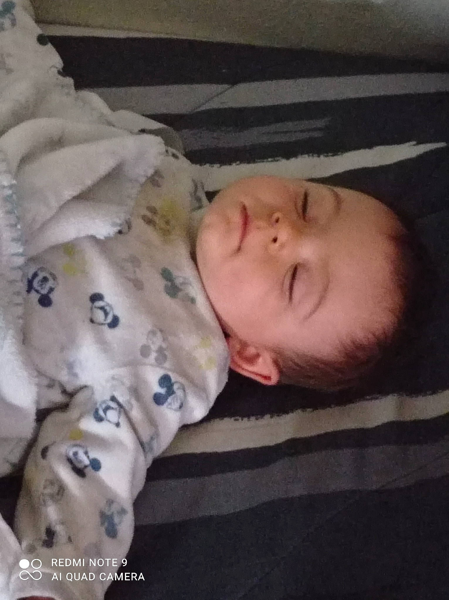 Timeo participe au concours pour gagner de l'argent avec cette photo : baby, baby_sleeping, baby_toddler_clothing, bedding, bedtime, cheek, child, cloud, comfort, eyebrow, fur, happy, linens, mammal, mouth, nap, nose, person, skin, sleeve