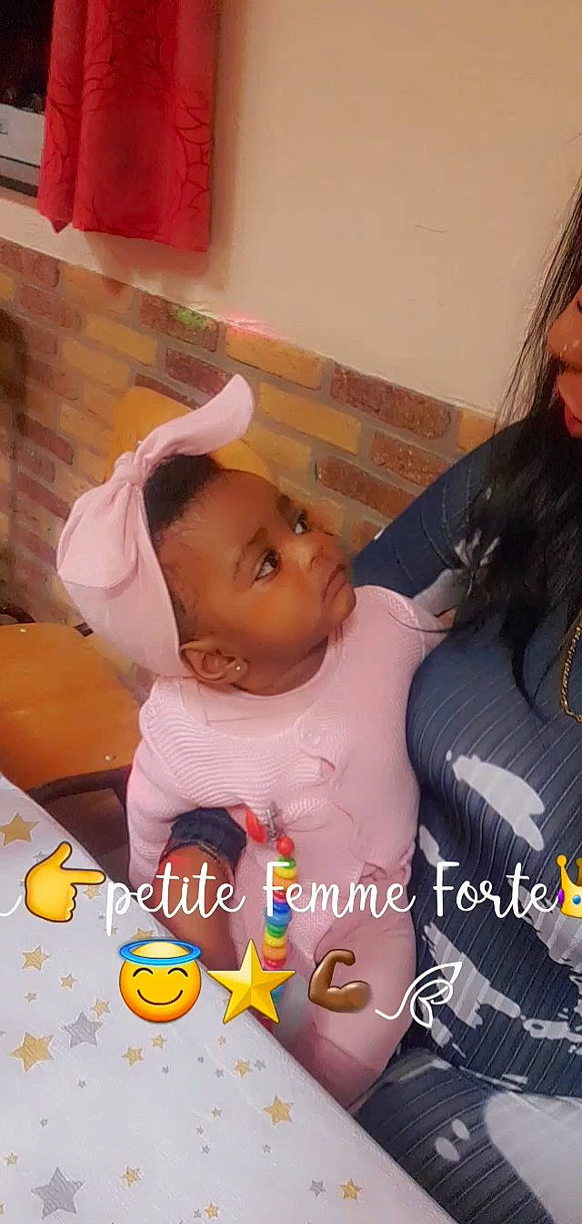 Destiny a rejoint le concours — aidez-le/la à gagner de superbes lots ! baby, baby_products, baby_toddler_clothing, baseball_cap, cap, child, comfort_food, eyelash, fashion_accessory, fun, happy, hat, headgear, icing, mouth, party_supply, person, photo_caption, play, t_shirt