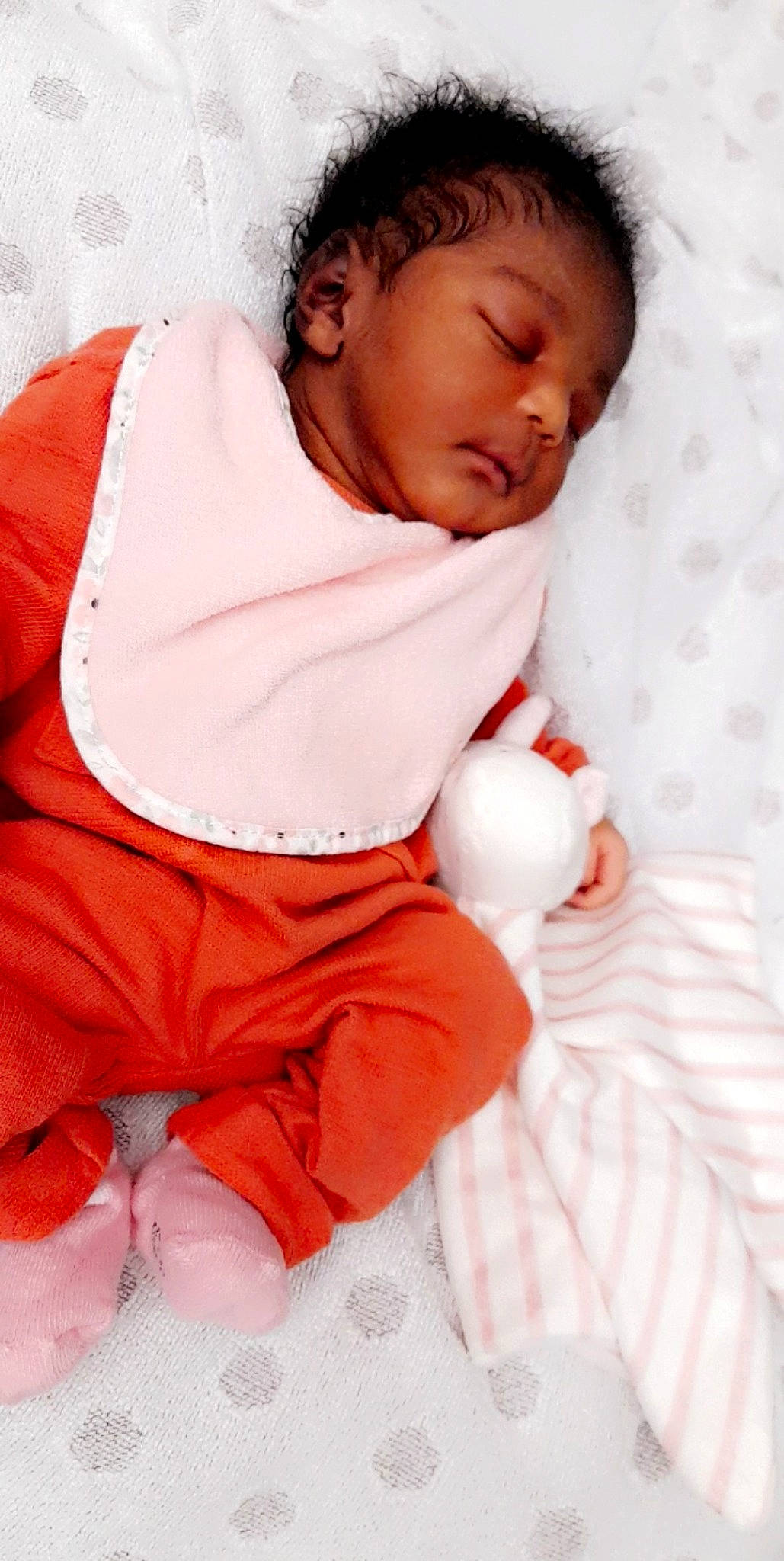 Destiny a rejoint le concours — aidez-le/la à gagner de superbes lots ! baby, baby_products, baby_sleeping, baby_toddler_clothing, bedding, carmine, cheek, child, comfort, face, happy, linens, orange, person, pink, sitting, skin, sleeve, stomach, textile