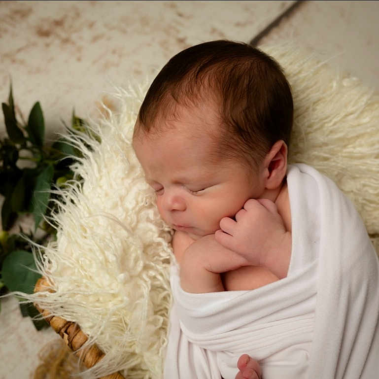 Lyzio participe au concours pour gagner de l'argent avec cette photo : baby, blanket, bodypart, face, finger, flower, flowerarrangement, flowerbouquet, hand, happy, head, leaf, newborn, person, photography, plant, portrait, rose, sleeping, smile