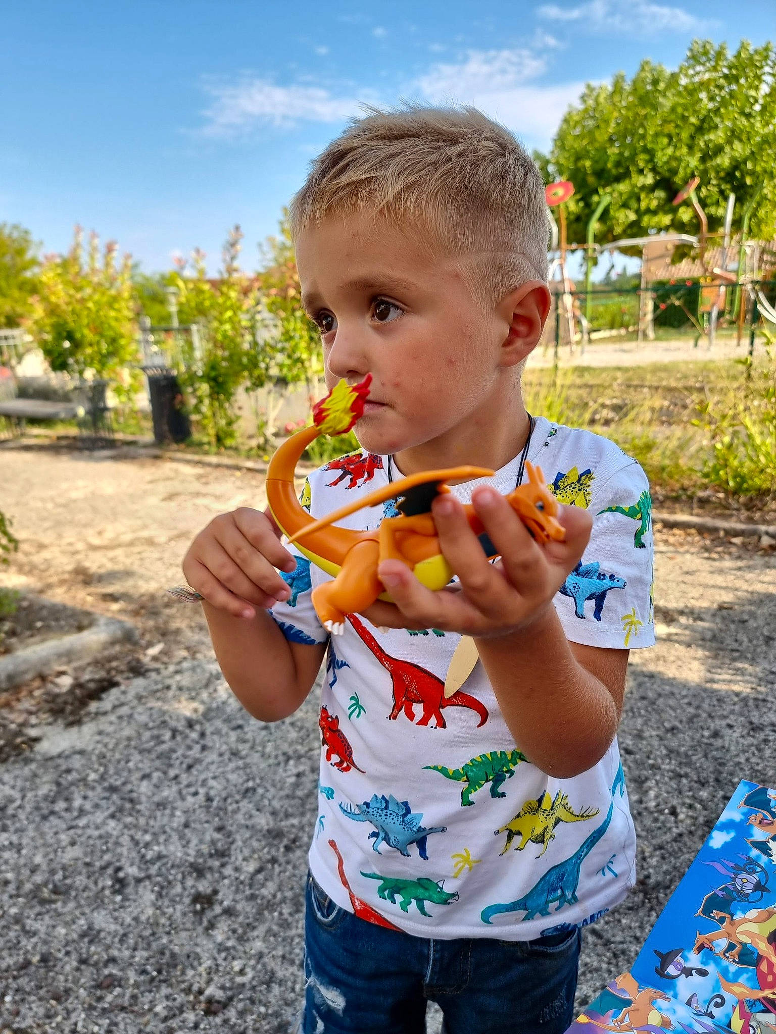 Rafaël participe au concours pour gagner de l'argent avec cette photo : child, cloud, eating, food, fruit, fun, grass, happy, leisure, liquid_bubble, person, plant, play, sky, soil, summer, sweetness, t_shirt, toddler, tree