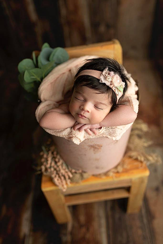 Anaya is registered to the contest to win money with this photo: baby, chair, child, eye, fashion_accessory, flash_photography, grass, hand, happy, head, headband, headgear, headpiece, human_body, jewellery, necklace, person, sitting, skin, toddler