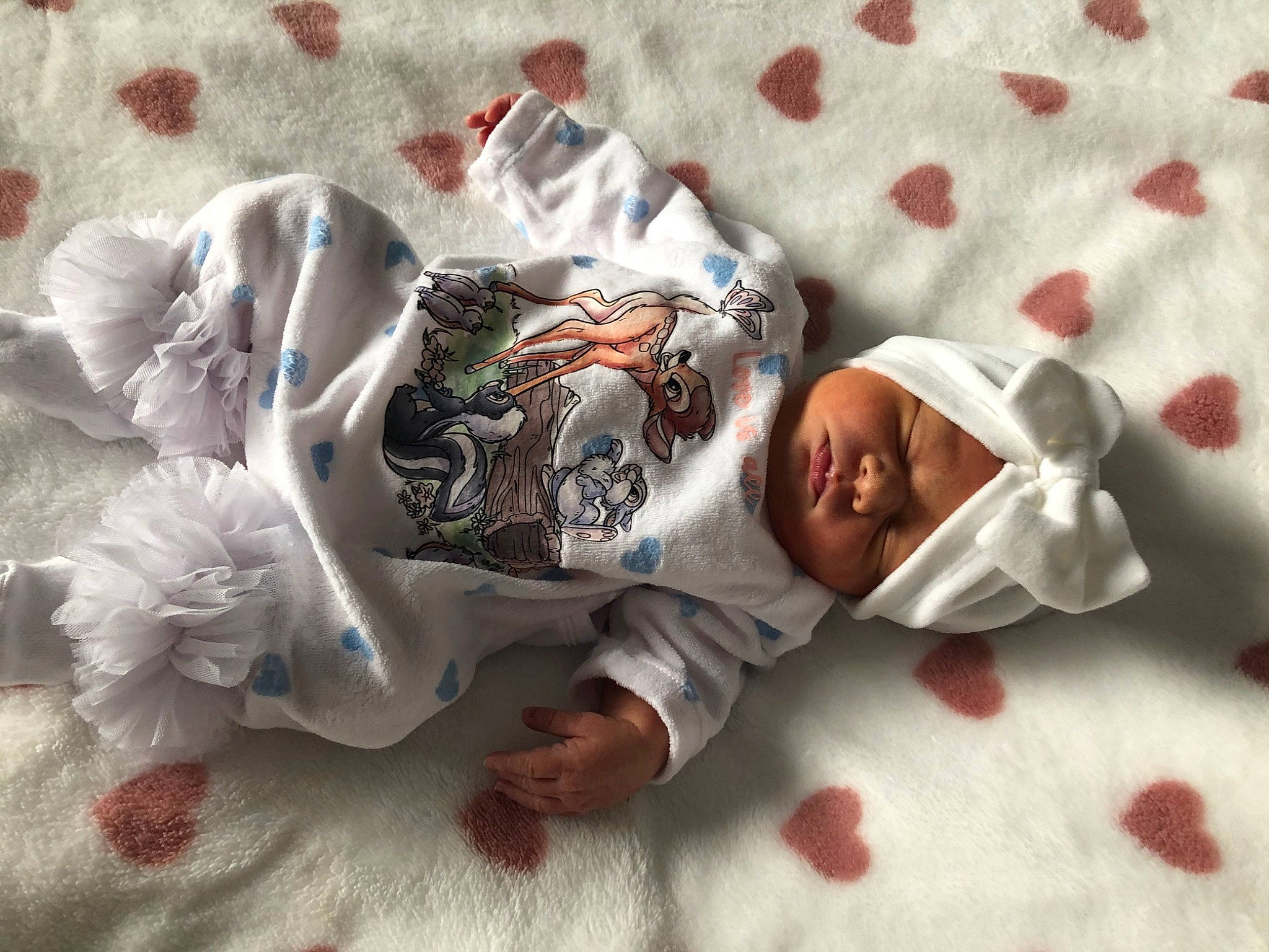 Maïvy participe au concours pour gagner de l'argent avec cette photo : baby, baby_sleeping, baby_toddler_clothing, bed, bed_sheet, bedding, bedtime, child, comfort, face, head, headwear, human_body, leg, linens, nap, pattern, person, sleeve, t_shirt