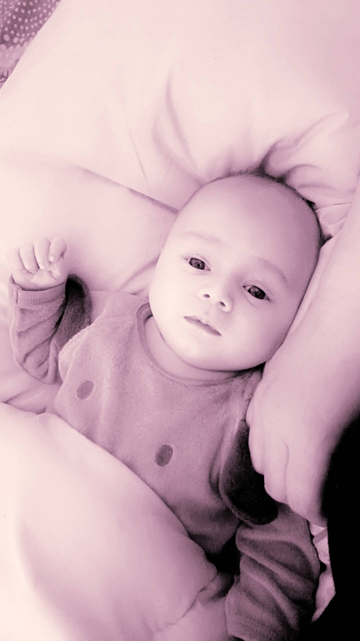 Lyam a rejoint le concours — aidez-le/la à gagner de superbes lots ! baby, baby_toddler_clothing, cheek, chin, comfort, eye, eyebrow, face, finger, flash_photography, gesture, hand, happy, iris, lip, mouth, nose, person, skin, stomach