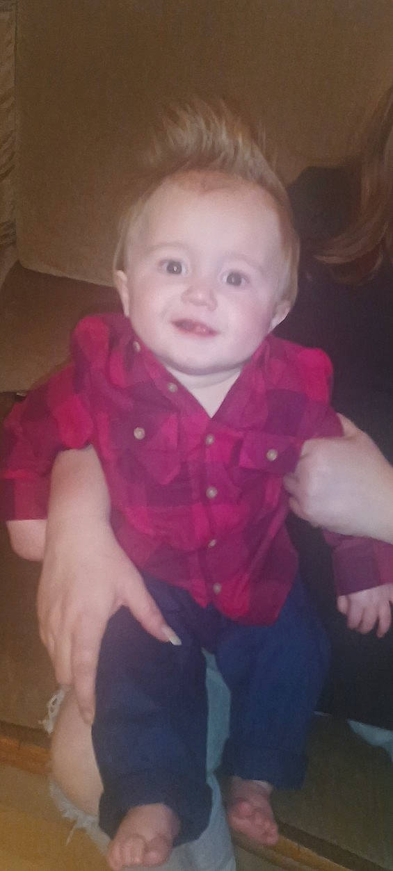 Lyam participe au concours pour gagner de l'argent avec cette photo : baby, cheek, eye, eyebrow, finger, forehead, gesture, head, iris, jaw, lip, mouth, nose, organ, person, pink, purple, skin, sleeve, smile