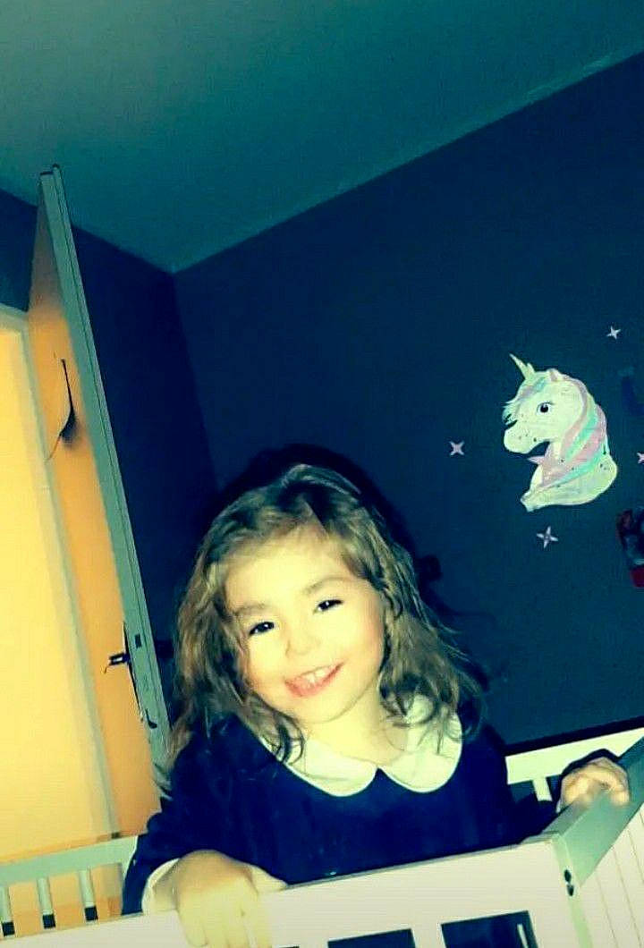 Lyah participe au concours pour gagner de l'argent avec cette photo : art, blue, ceiling, child, cool, electric_blue, flash_photography, fun, hairstyle, happy, head, joy, person, portrait_photography, room, sitting, smile, standing, t_shirt, toddler