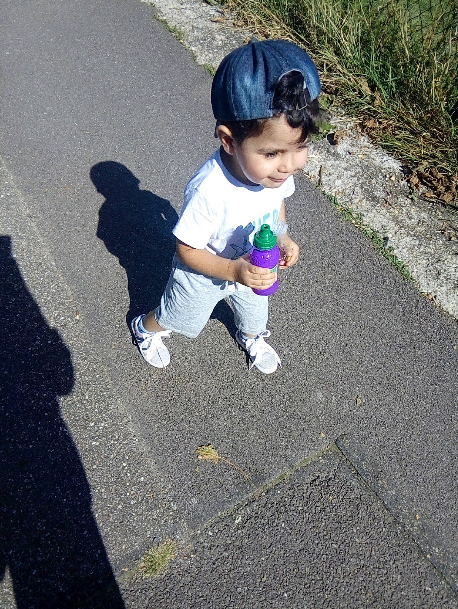 Ishak participe au concours pour gagner de l'argent avec cette photo : asphalt, child, cool, fun, joy, person, photography, plant, play, recreation, road, shoe, sidewalk, smile, snapshot, toddler, vacation, walking