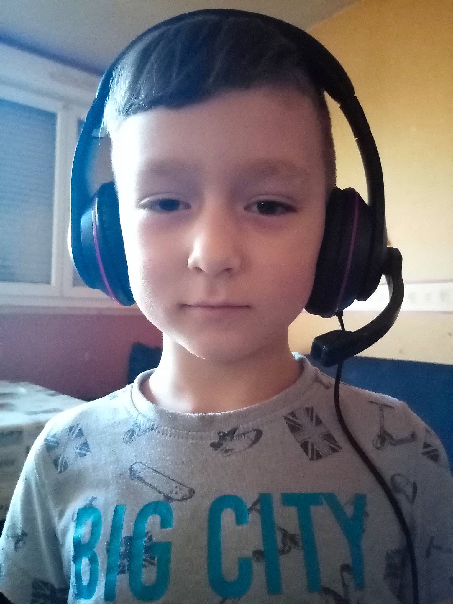 Jacky participe au concours pour gagner de l'argent avec cette photo : active_shirt, audio_accessory, audio_equipment, communication_device, electronic_device, forehead, gadget, headphones, headset, hearing, output_device, peripheral, person, sports_jersey, technology