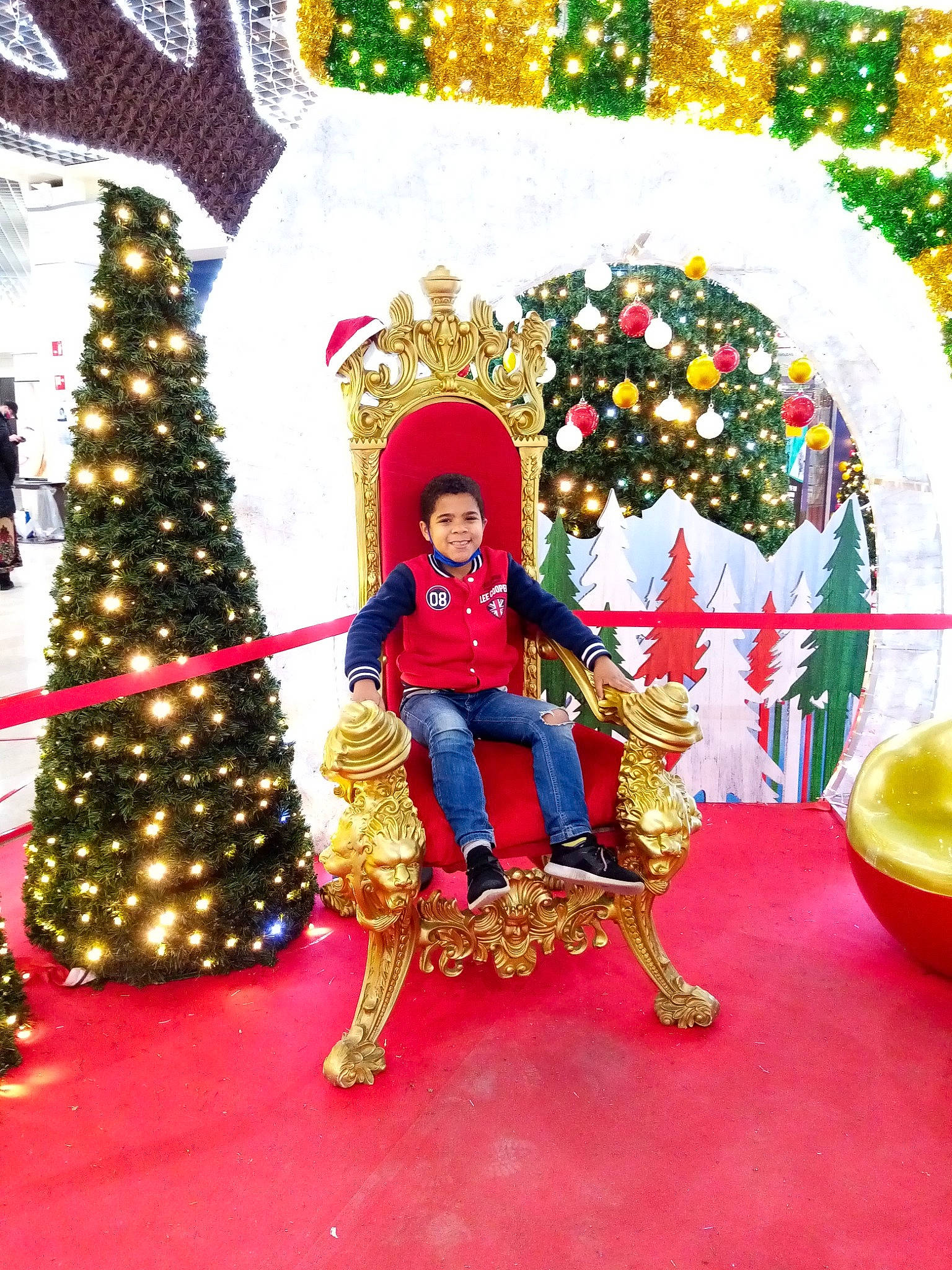 Wilfrid a rejoint le concours — aidez-le/la à gagner de superbes lots ! christmas, christmas_decoration, christmas_eve, christmas_lights, christmas_ornament, christmas_tree, conifer, decoration, doll, event, figurine, holiday, holiday_ornament, interior_design, joy, ornament, person, pine_family, red, throne