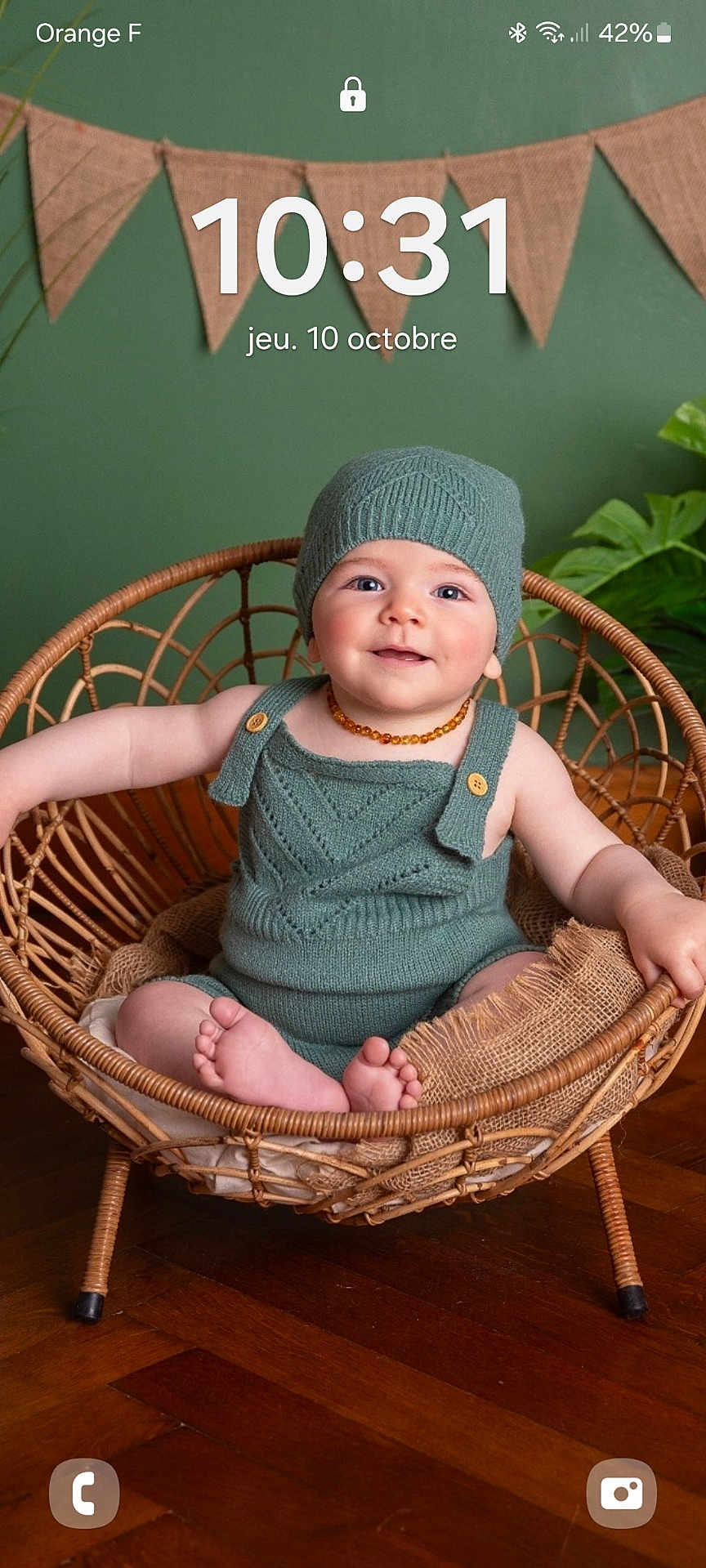 Paulin participe au concours pour gagner de l'argent avec cette photo : baby, basket, bonnet, cap, chair, clothing, crib, face, furniture, hardwood, hat, head, infantbed, newborn, person, photography, portrait, sitting, table, wood