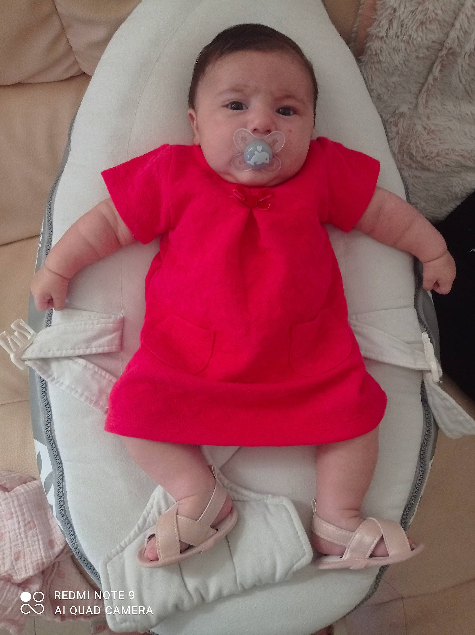 Madyson a rejoint le concours — aidez-le/la à gagner de superbes lots ! arm, baby, baby_toddler_clothing, cheek, comfort, eye, face, facial_expression, finger, head, iris, leg, lip, mouth, neck, person, pink, skin, sleeve, textile