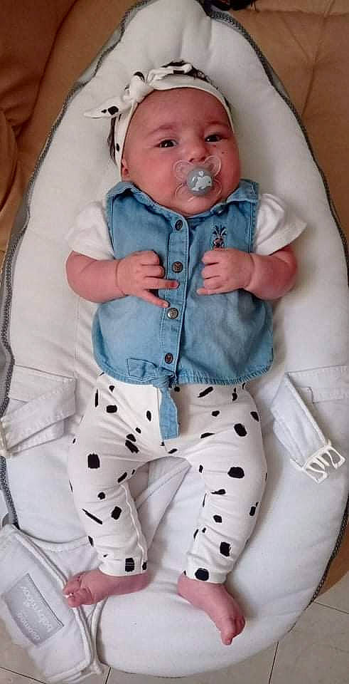 Madyson participe au concours pour gagner de l'argent avec cette photo : baby, baby_products, baby_safety, baby_sleeping, baby_toddler_clothing, child, collar, comfort, headwear, infant_bed, linens, pattern, person, sitting, sleeve, smile, textile, thumb, toddler, white