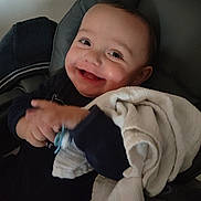 Livio a rejoint le concours — aidez-le/la à gagner de superbes lots ! baby, child, smiling, blanket, face, happy, indoor, person, clothing, seat, cute, infant, toddler, holding, comfort, joy, expression, portrait, head, furniture