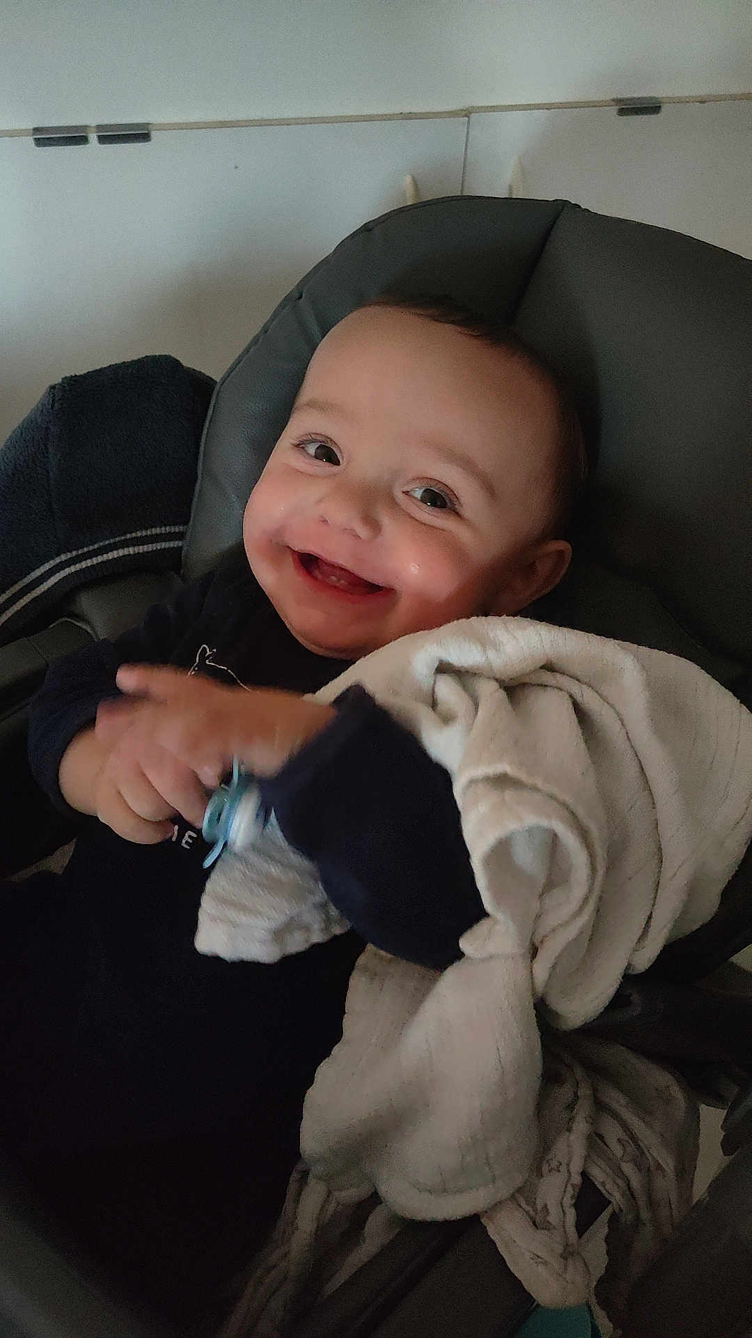 Livio a rejoint le concours — aidez-le/la à gagner de superbes lots ! baby, child, smiling, blanket, face, happy, indoor, person, clothing, seat, cute, infant, toddler, holding, comfort, joy, expression, portrait, head, furniture