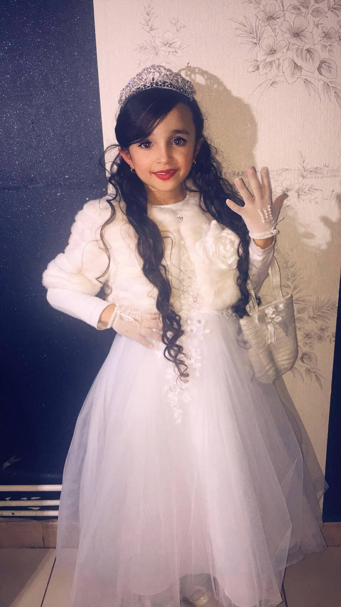 Lina participe au concours pour gagner de l'argent avec cette photo : beauty, black_hair, bridal_accessory, bridal_clothing, clothing, dress, eye, fashion, fashion_design, formal_wear, gown, hair_accessory, hairstyle, headgear, headpiece, joy, lace, long_hair, person, shoulder