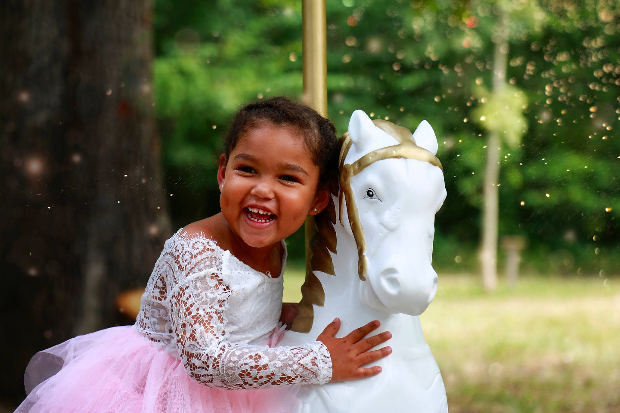 Liyah a rejoint le concours — aidez-le/la à gagner de superbes lots ! child, dress, facial_expression, family, fun, happy, head, horse, joy, laugh, people, person, photograph, photography, pink, skin, smile, stock_photography, toddler, tree