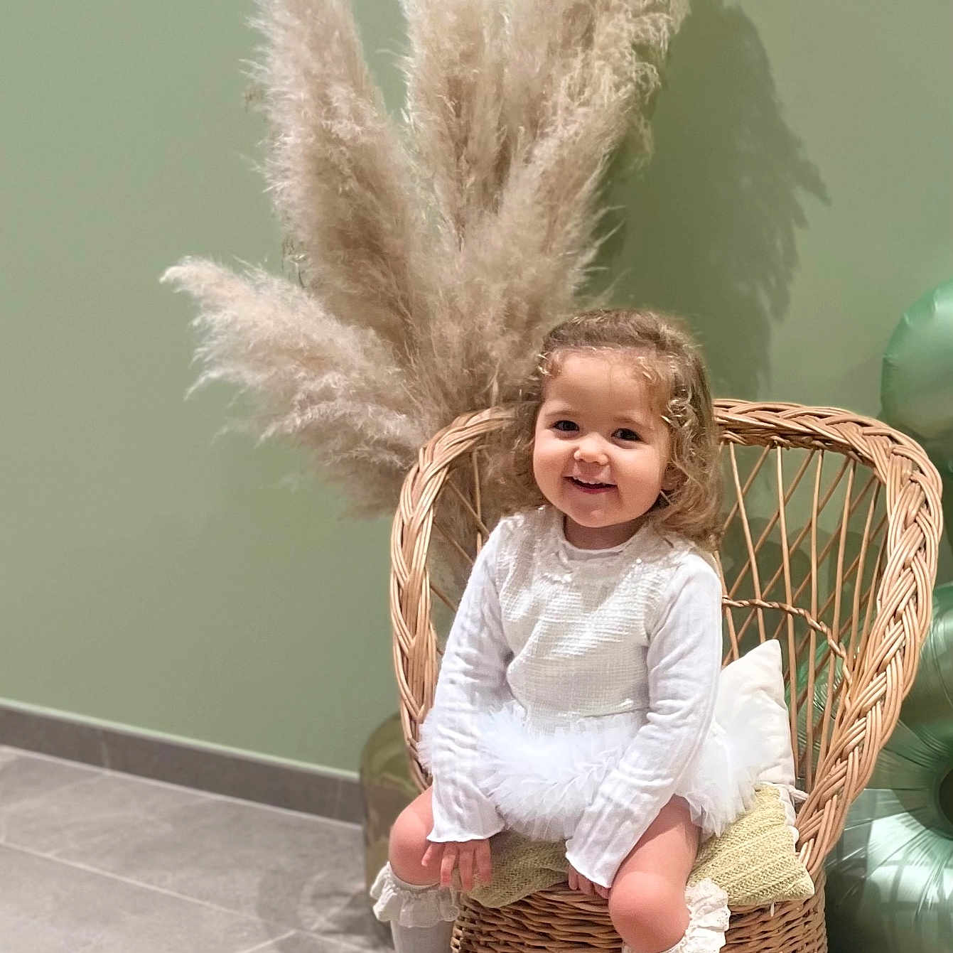 Lily-Rose a rejoint le concours — aidez-le/la à gagner de superbes lots ! basket, blonde, child, clothing, face, female, fun, girl, hair, happy, head, hosiery, leisureactivities, person, photography, picnic, portrait, sitting, sleeve, sock