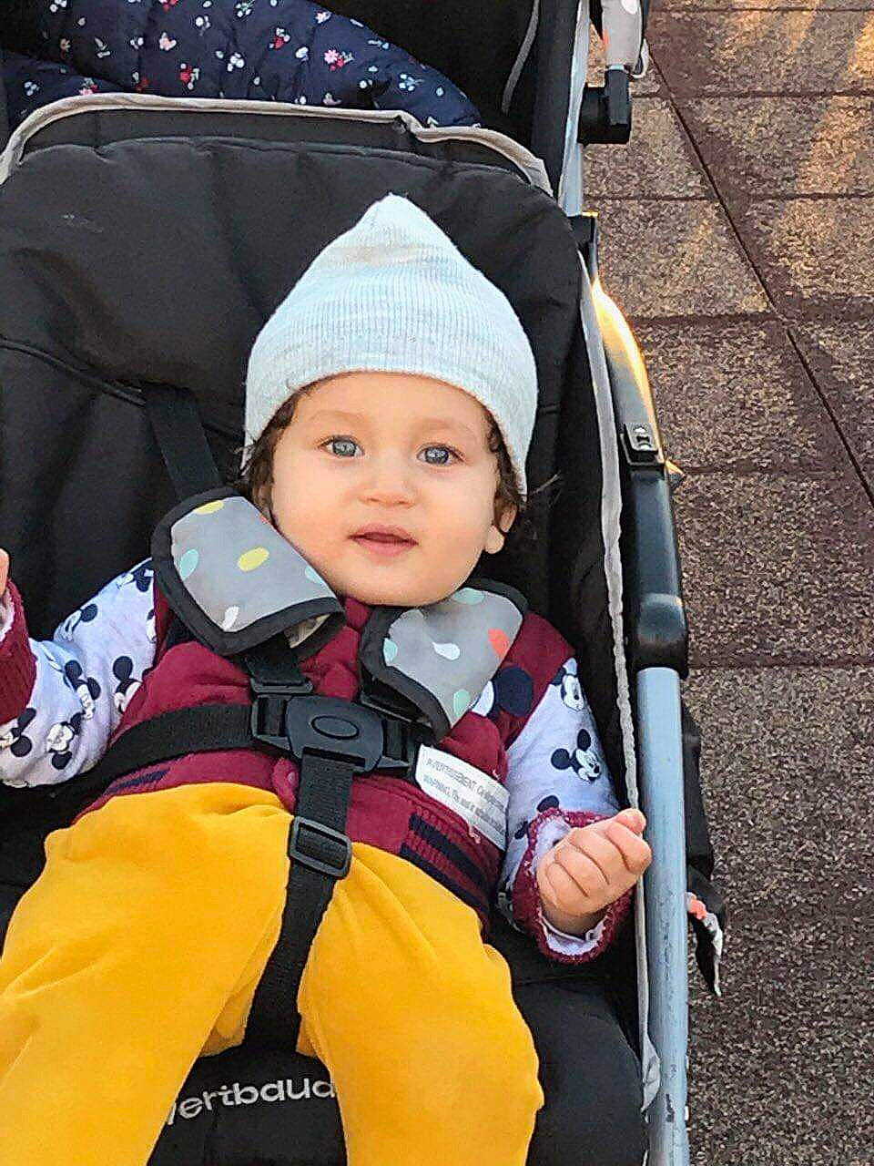 Kenzi participe au concours pour gagner de l'argent avec cette photo : baby, baby_carriage, baby_products, child, headwear, person, product, toddler