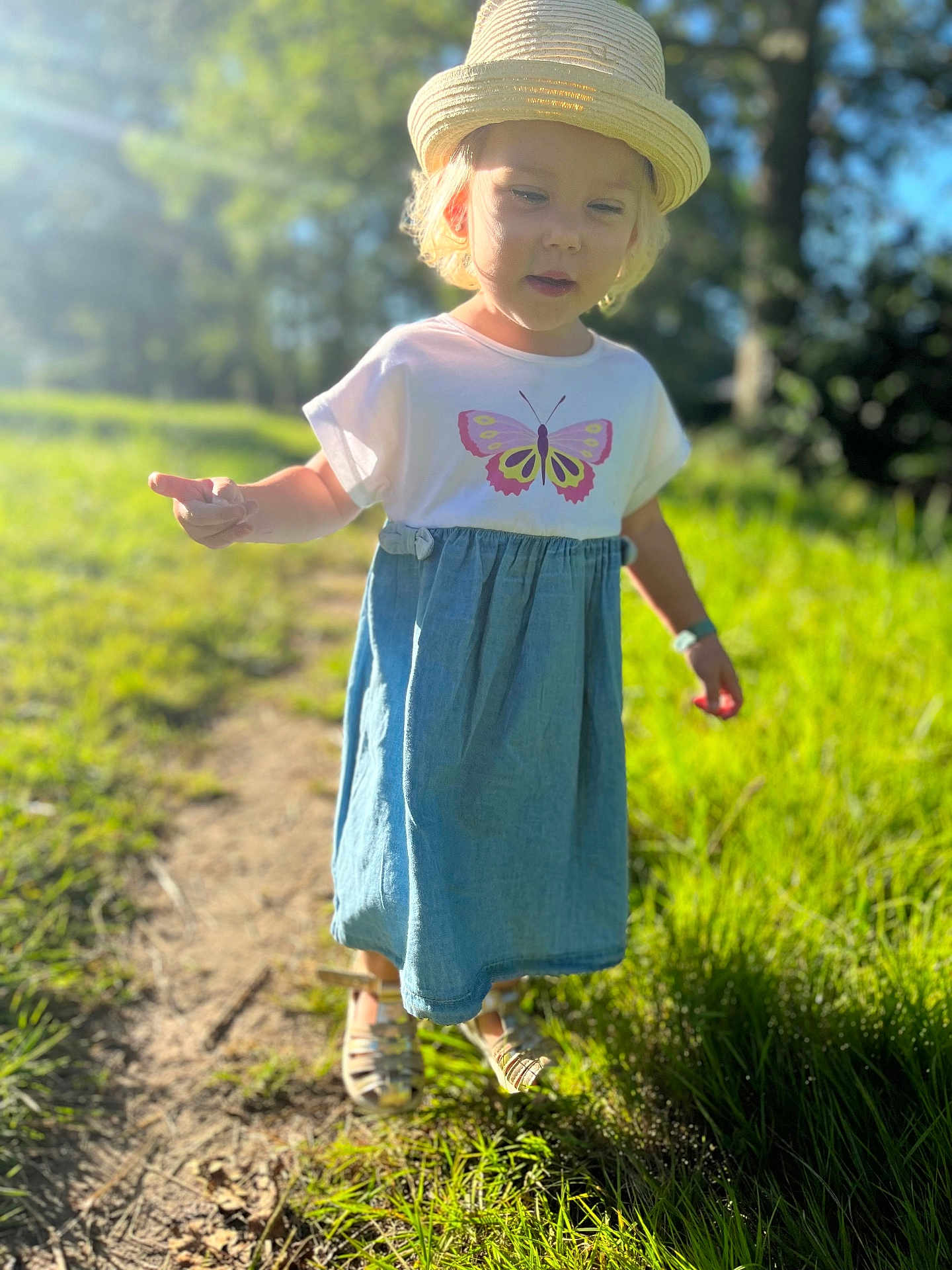 Mathilde a rejoint le concours — aidez-le/la à gagner de superbes lots ! toddler, child, hat, dress, butterfly, outdoor, sunlight, grass, path, sandals, nature, portrait, summer, daylight, smiling, person, cute, young, walking, greenery