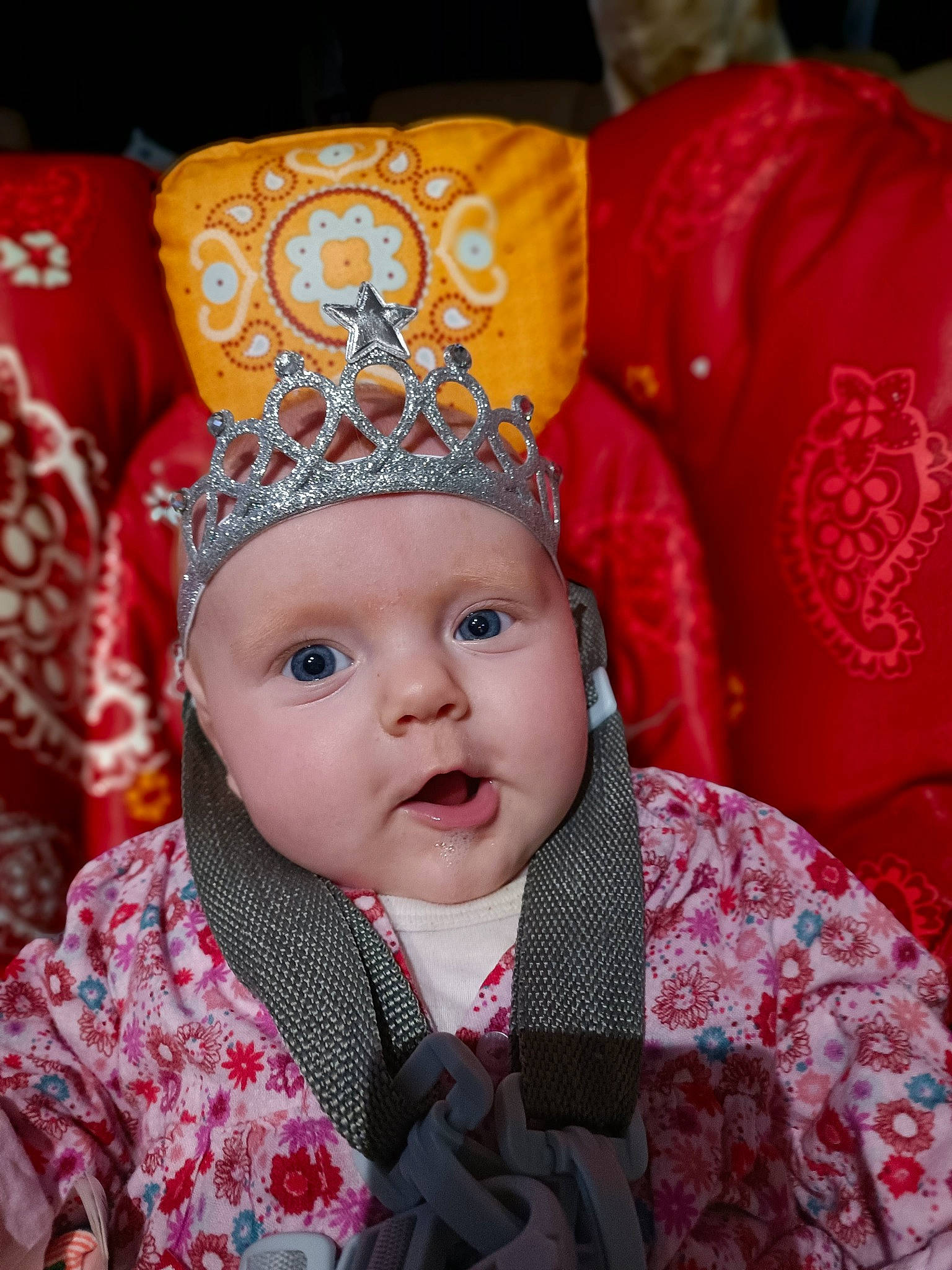 Kataleya a rejoint le concours — aidez-le/la à gagner de superbes lots ! baby, baby_toddler_clothing, cap, child, chin, clothing, costume, costume_hat, crown, event, hair_accessory, hairstyle, happy, head, headgear, headpiece, headwear, human_body, person, textile