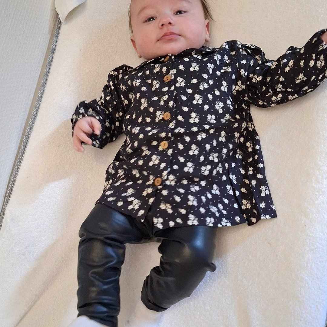 Hilona a rejoint le concours — aidez-le/la à gagner de superbes lots ! baby, bed, clothing, coat, crib, cushion, face, footwear, furniture, glove, head, homedecor, hosiery, infantbed, pants, person, photography, portrait, shoe, sock