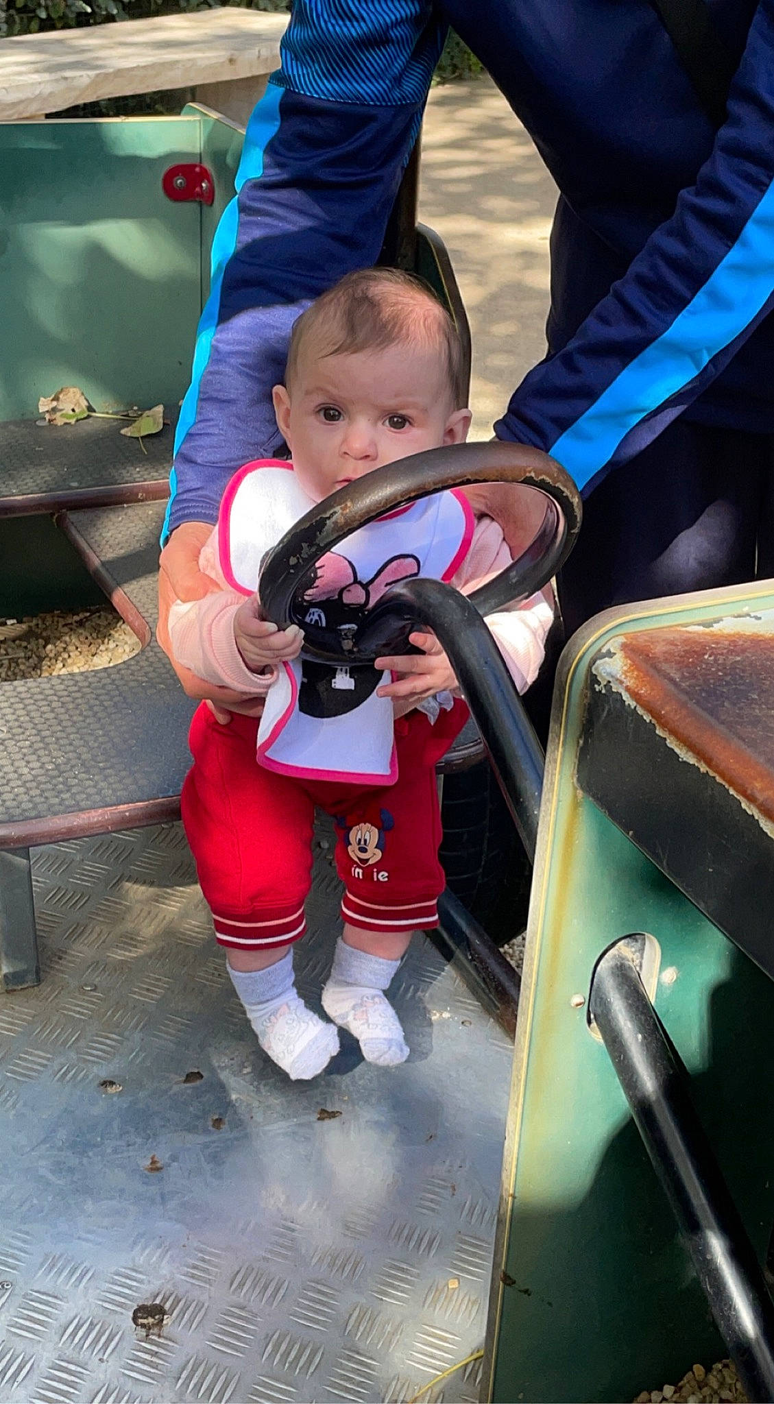Alessia a rejoint le concours — aidez-le/la à gagner de superbes lots ! baby, baby_carriage, baby_products, carmine, child, electric_blue, fun, happy, hat, lap, leisure, motor_vehicle, person, personal_protective_equipment, play, recreation, sitting, toddler, travel, tree