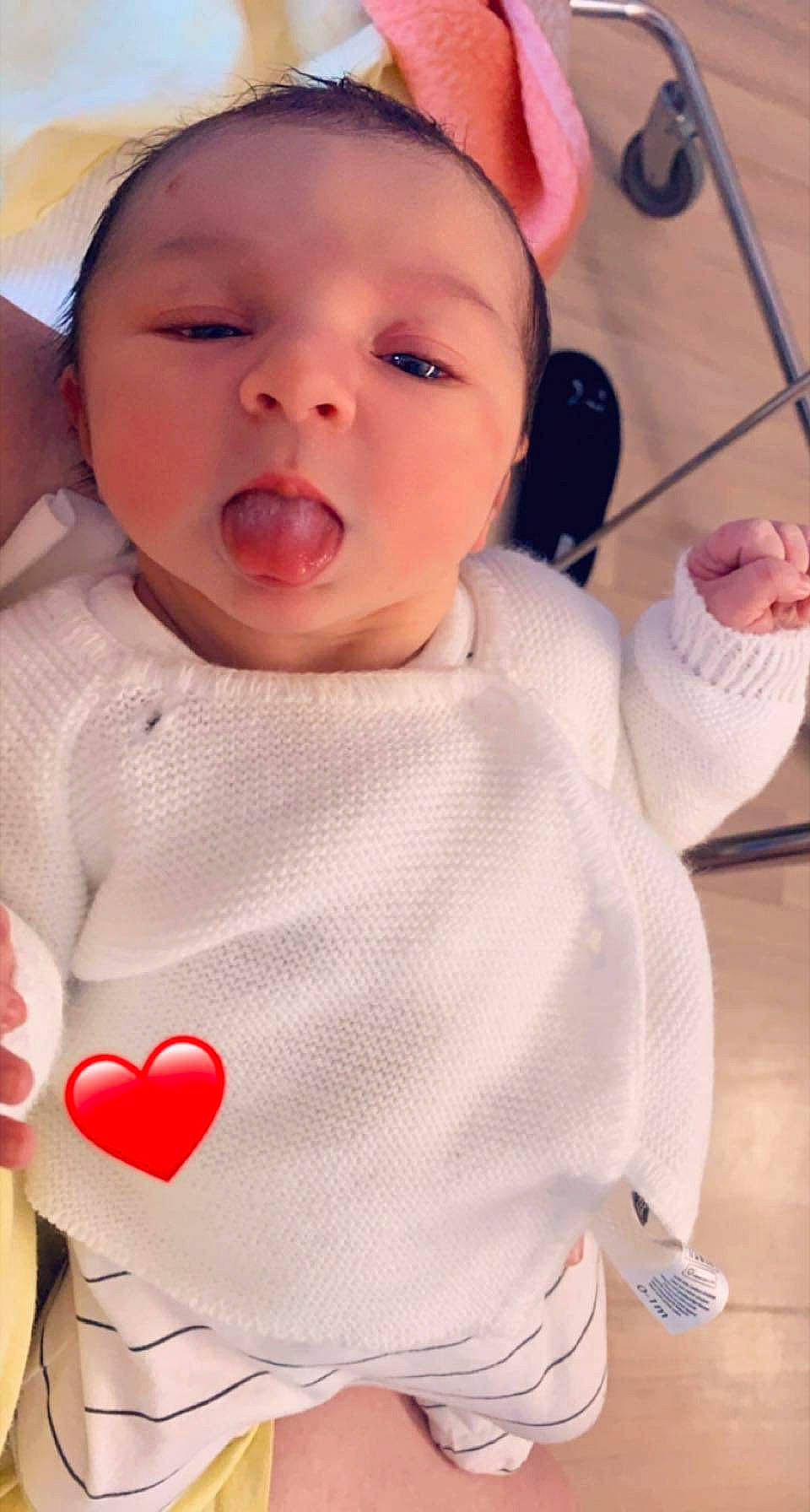 Alessia a rejoint le concours — aidez-le/la à gagner de superbes lots ! baby, baby_toddler_clothing, cheek, chin, face, facial_expression, gesture, happy, head, iris, lip, mouth, neck, nose, organ, person, pink, skin, sleeve, textile