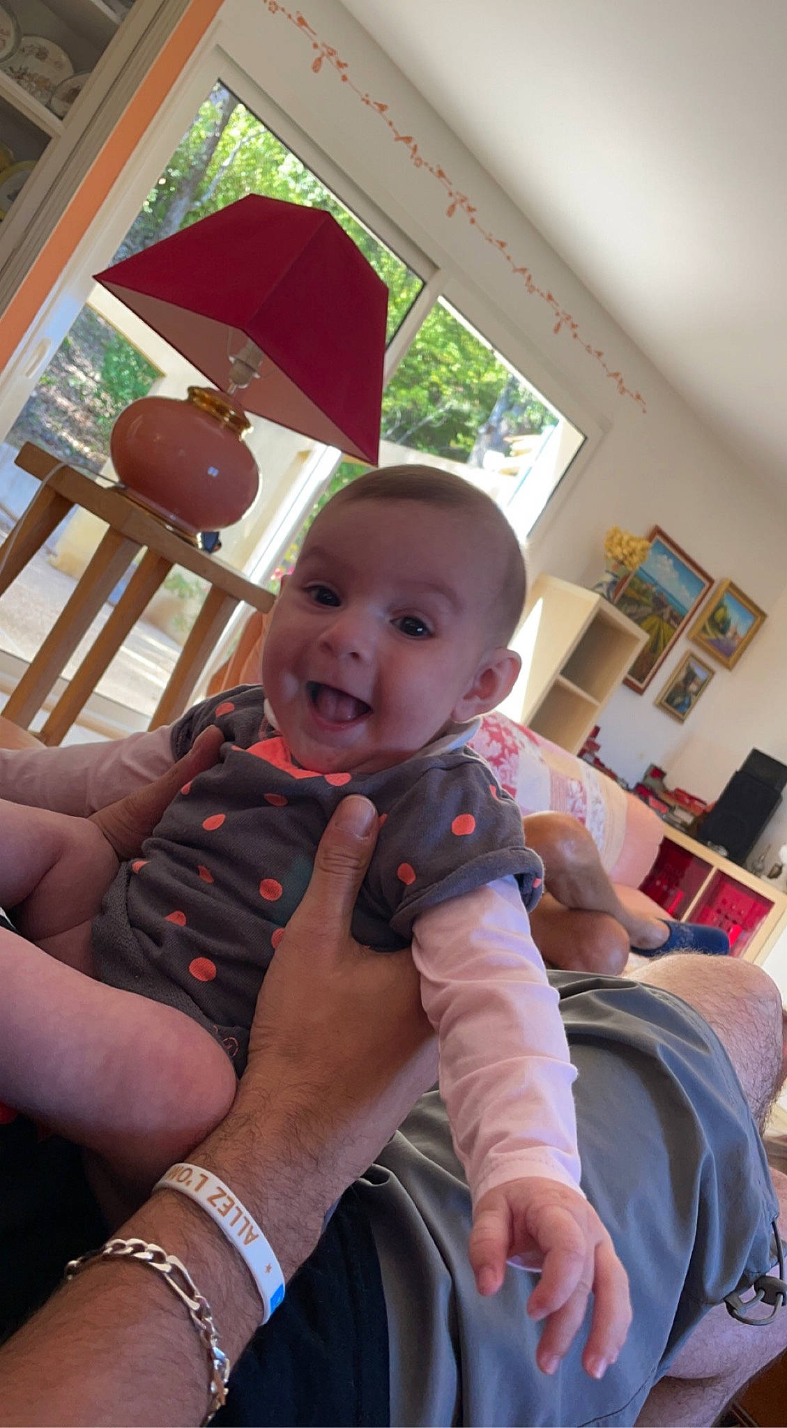 Alessia participe au concours pour gagner de l'argent avec cette photo : baby, chair, child, comfort, finger, fun, furniture, gesture, hand, happy, joint, leg, mouth, person, shoulder, skin, smile, standing, thumb, toddler