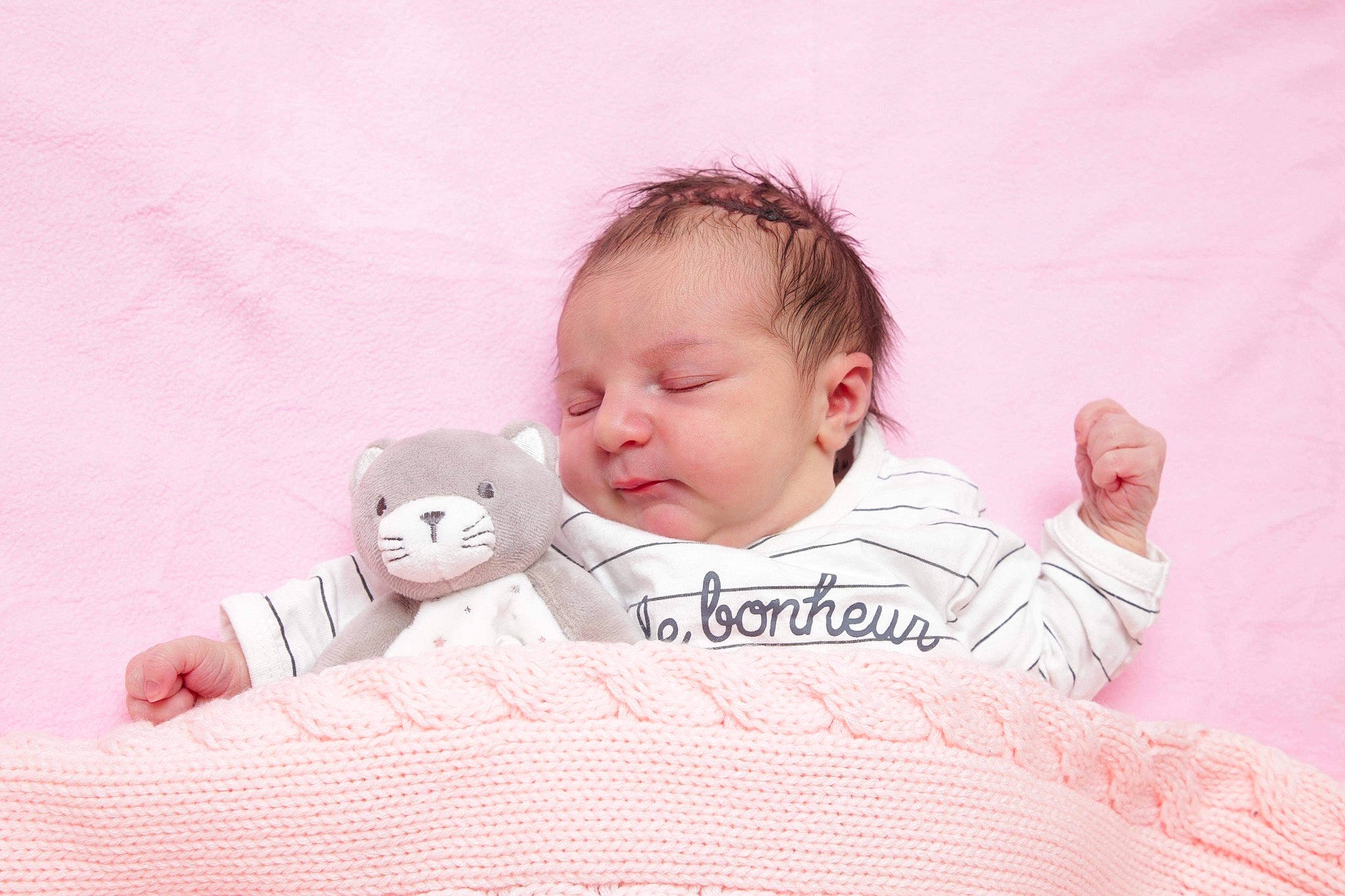 Alessia a rejoint le concours — aidez-le/la à gagner de superbes lots ! baby, baby_sleeping, baby_toddler_clothing, bedding, carmine, cheek, child, chin, comfort, facial_expression, finger, fun, happy, linens, person, pink, product, sitting, skin, sleeve