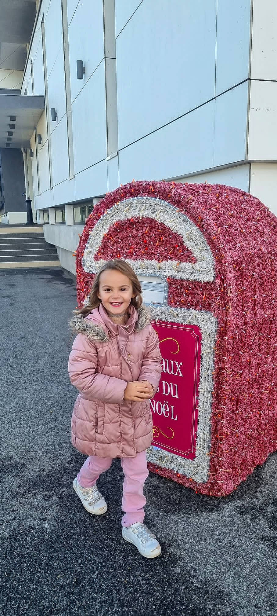 Sarah participe au concours pour gagner de l'argent avec cette photo : art, asphalt, automotive_wheel_system, boot, brick, child, freezing, fun, fur, hoodie, jacket, joy, magenta, pattern, person, pink, sleeve, smile, standing, toddler