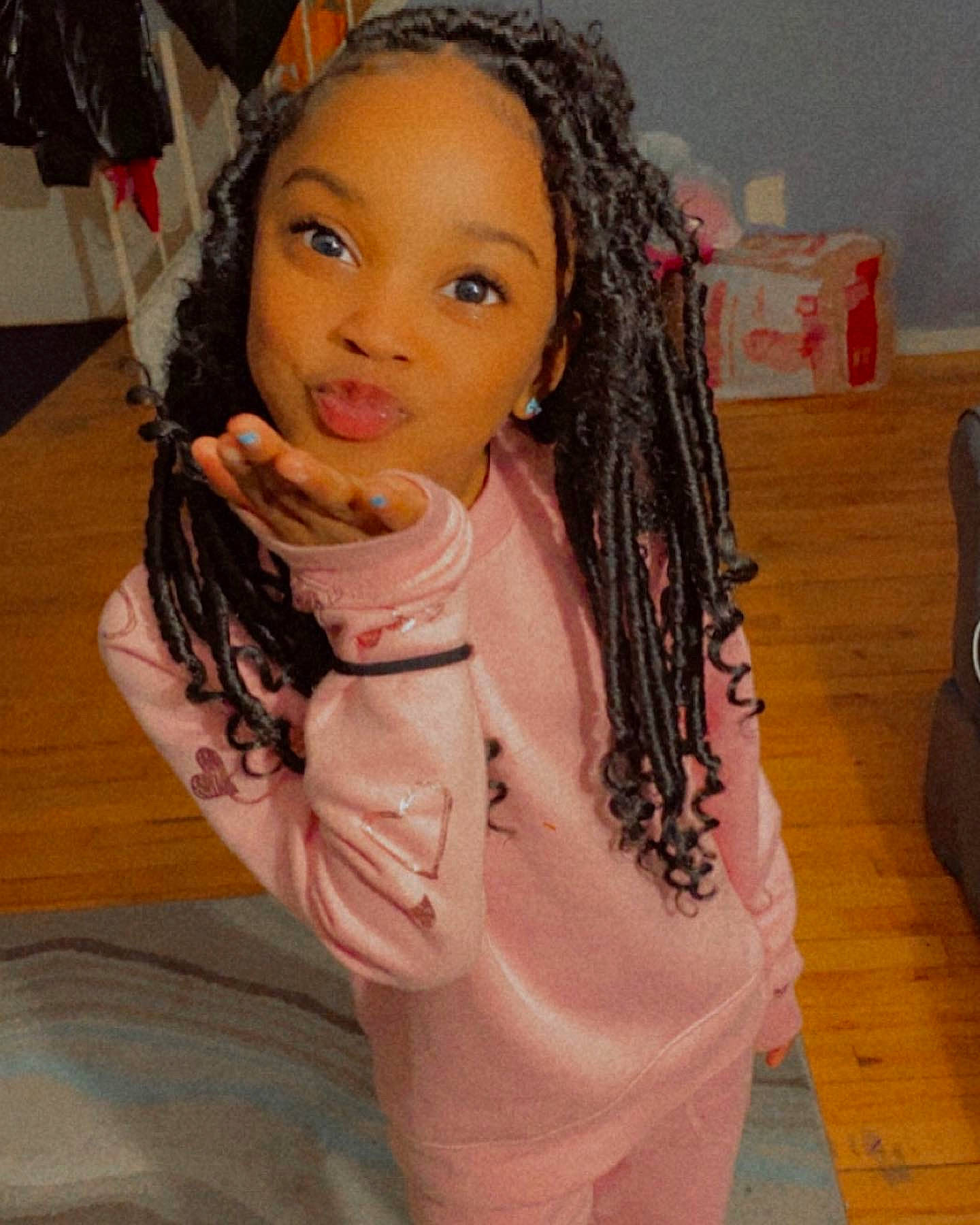 Promyse is registered to the contest to win money with this photo: abdomen, black_hair, eyebrow, eyelash, face, fashion_design, flooring, fun, hair, hairstyle, happy, head, jewellery, layered_hair, lip, long_hair, necklace, person, skin, thigh