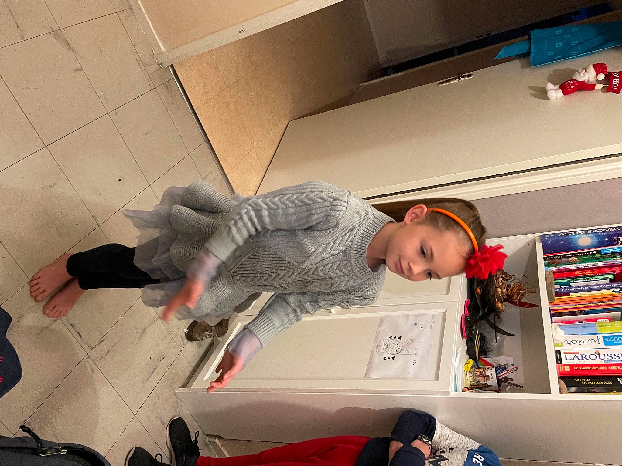 Noelyne a rejoint le concours — aidez-le/la à gagner de superbes lots ! automotive_design, ceiling, child, comfort, flooring, fun, home_appliance, machine, person, room, shelf, shelving, space, t_shirt, toddler